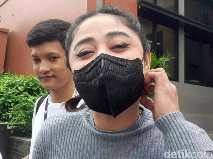 Dewi Perssik bicara soal perceraiannya di Jakarta Selatan.