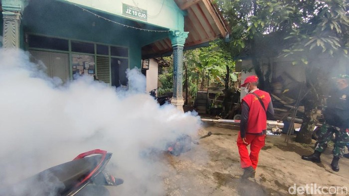 Dinas Kesehatan Ciamis melakukan fogging dalam penanganan DBD