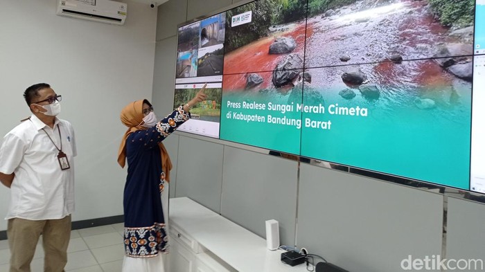 DLH Jabar mengungkap hasil uji sampel sungai Cimeta yang berwarna merah