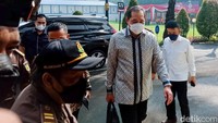 Awal mula perkara ini diketahui pada akhir 2021 ketika terjadi kelangkaan dan kenaikan harga minyak goreng di pasar. Saat kelangkaan itu, pemerintah melalui Kemendag mengambil kebijakan menetapkan domestic market obligation (DMO) dan harga eceran tertinggi. Namun, dalam pelaksanaannya, perusahaan ekspor minyak goreng tidak melaksanakan kebijakan pemerintah itu.