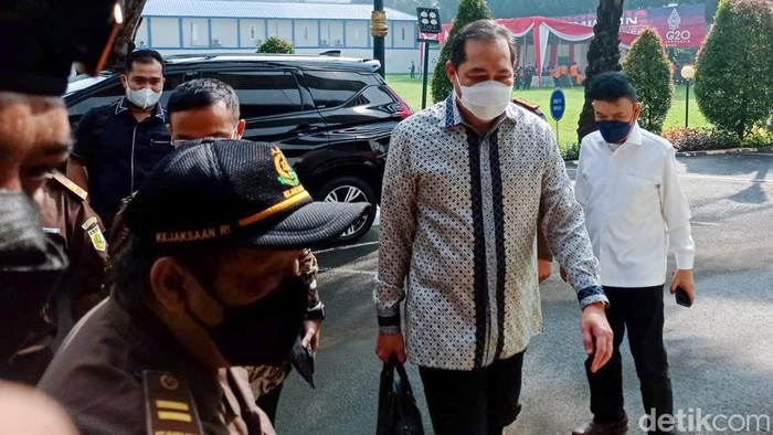 Ekspresi Eks Mendag Lutfi Dipanggil Kejagung Soal Kasus Minyak Goreng Eks Menteri Perdagangan (Mendag) M Lutfi penuhi panggilan Kejaksaan Agung (Kejagung) hari ini. Ia bakal diperiksa terkait kasus ekspor bahan baku minyak goreng.