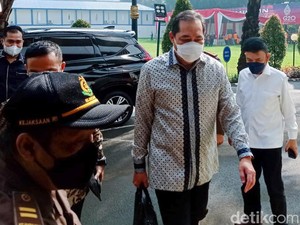 Eks Mendag Lutfi yang Mencoba Terbuka Saat Belasan Jam Diperiksa Jaksa