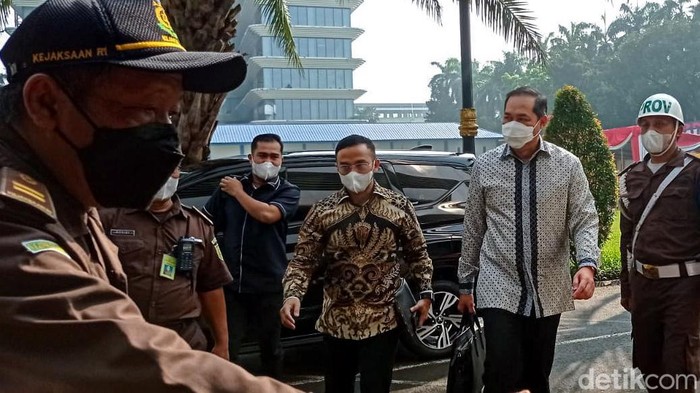 Ekspresi Eks Mendag Lutfi Dipanggil Kejagung Soal Kasus Minyak Goreng Eks Menteri Perdagangan (Mendag) M Lutfi penuhi panggilan Kejaksaan Agung (Kejagung) hari ini. Ia bakal diperiksa terkait kasus ekspor bahan baku minyak goreng.