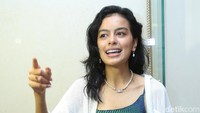 Ini merupakan penampilan pertama Eva Celia usai menikahi Demas Narawangsa. (Foto: Palevi/detikcom) 