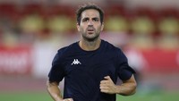 Cesc Fabregas Sadar Diri Masih Pemula, Belum Pantas Latih Barcelona