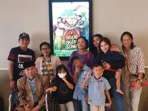 Bikin Haru! Penonton Ngeri-Ngeri Sedap ke Bioskop Pakai Kursi Roda