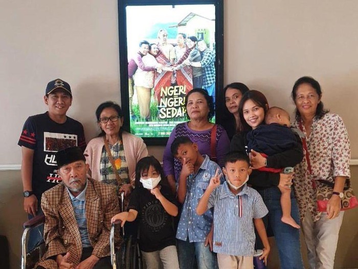 Rombongan keluarga asal Lumban Julu, Toba usai menonton Ngeri Ngeri Sedap di Bioskop Siantar, Selasa (21/6/2022). (foto: istimewa)