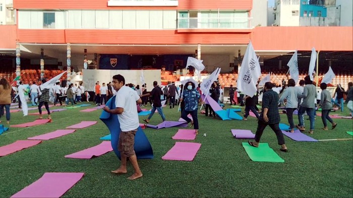 Foto: Detik-detik Perayaan Hari Yoga di Maldives Diserang Massa Massa menyerang perayaan Hari Yoga Internasional yang diselenggarakan Komisi Tinggi India di Maldives. Polisi menyebut 6 orang ditangkap terkait insiden itu.