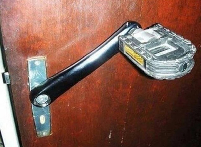 Kalau buka pintu yang kayak gini dijamin jadi langsung inget sepeda di rumah deh. Ada-ada saja idenya yang bikin nggak habis pikir yaa.. Foto: Facebook/Kementrian Humor Indonesia