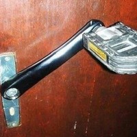 Kalau buka pintu yang kayak gini dijamin jadi langsung inget sepeda di rumah deh. Ada-ada saja idenya yang bikin nggak habis pikir yaa.. Foto: Facebook/Kementrian Humor Indonesia