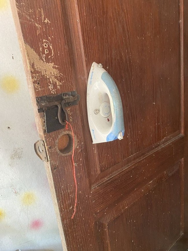 Pernahkah kamu terpikir untuk menjadikan setrikaan bekas sebagai gagang pintu di rumah? Kreatif banget kan sampai bikin speechless. Foto: Reddit/@roseandmirrors