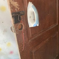 Pernahkah kamu terpikir untuk menjadikan setrikaan bekas sebagai gagang pintu di rumah? Kreatif banget kan sampai bikin speechless. Foto: Reddit/@roseandmirrors