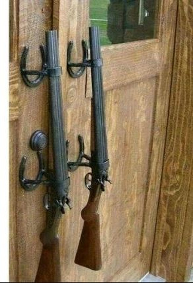 Kalau gagangnya aja udah kayak gini bikin auto deg-degan deh pas mau buka pintunya. Maling juga mungkin akan mikir 2 kali deh buat masuk. Foto: Instagram/@@yetichaos