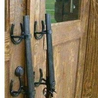 Kalau gagangnya aja udah kayak gini bikin auto deg-degan deh pas mau buka pintunya. Maling juga mungkin akan mikir 2 kali deh buat masuk. Foto: Instagram/@@yetichaos