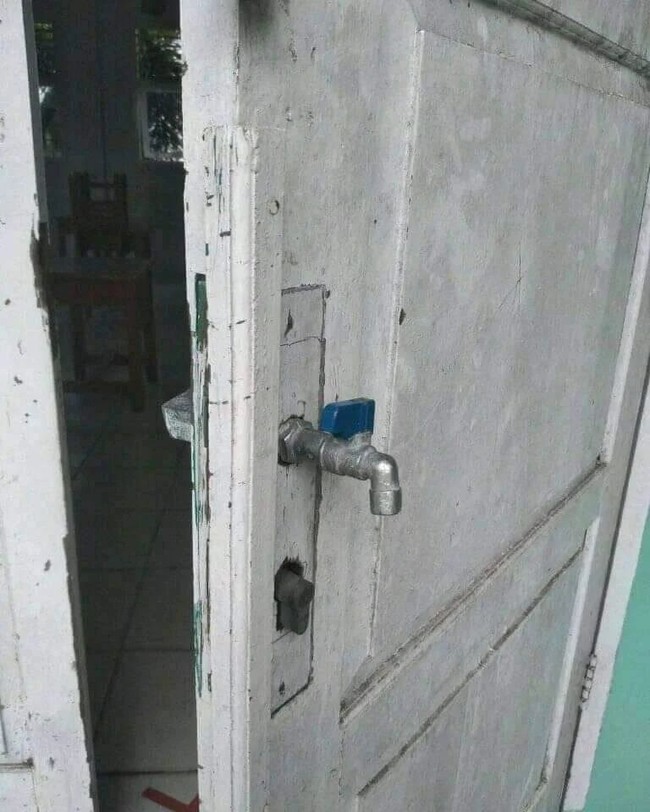 Keran air yang berkamuflase menjadi gagang pintu. Mungkin dari gagang pintunya juga bisa keluar air. Bagaimana menurutmu? Foto: Instagram/@wkwkland_real