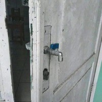 Keran air yang berkamuflase menjadi gagang pintu. Mungkin dari gagang pintunya juga bisa keluar air. Bagaimana menurutmu? Foto: Instagram/@wkwkland_real