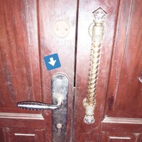 Kalau yang satu ini sih gagang pintunya sudah benar, tapi letak dan bentuknya kok tidak nyambung ya.. Mungkin pemiliknya ingin membuat gagang pintu rumahnya jadi anti mainstream. Foto: Instagram/@receh.id