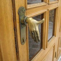 Unik sekaligus bikin merinding, gagang pintu yang satu ini benar-benar bikin gagal paham. Jangan sampai aja paas lagi dipegang tangan di gagang pintunya gerak sendiri yaa.. Foto: 9Gag.com