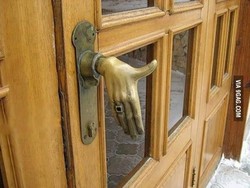 8 Foto Gagang Pintu Nyeleneh Hasil Karya Netizen S3, Bikin Gagal Paham