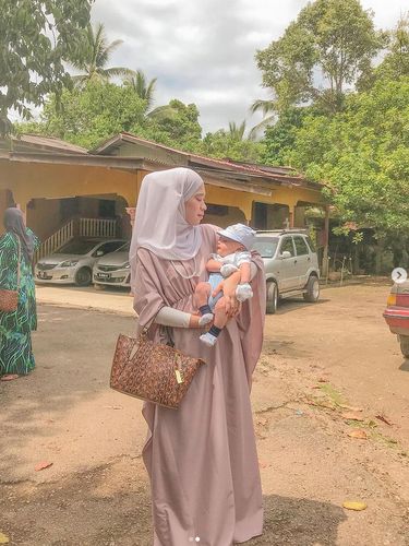 Foto Nabiela dengan buah hatinya.