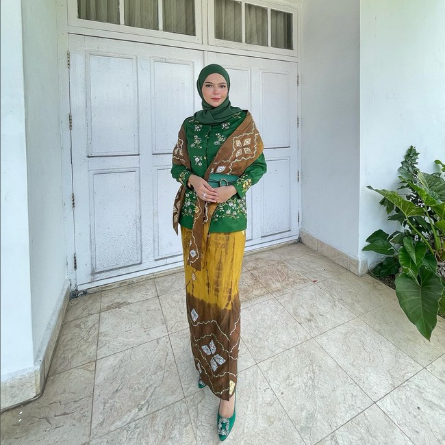 Desainer Vivi Zubedi saat ini juga sibuk menjalani tugasnya sebagai Ketua Penggerak PKK semenjak suaminya, Aditya Mufti Arifin, dipilih sebagai Walikota Banjar Baru. Ia kerap membagikan berbagai kegiatan selama menjadi ibu PKK Kota Banjarbaru. Foto: Dok. Instagram @mrsvivi.