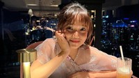 Selain ngemil, Fuji juga hobi mendatangi berbagai restoran mewah. Salah satunya saat dirinya makan steak di sebuah restoran fine dining yang tampak begitu lezat. Foto: Instagram/fuji_an