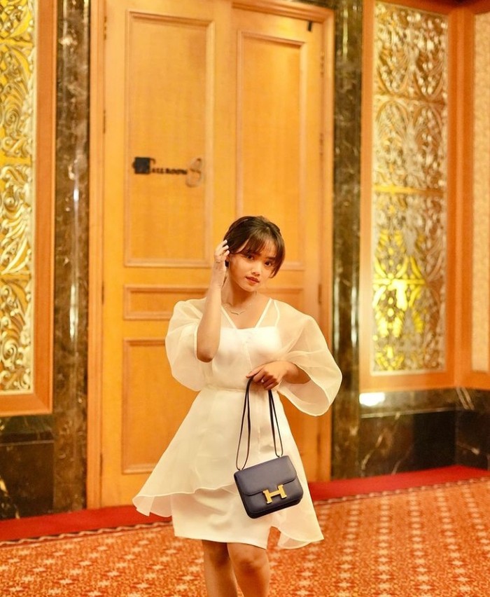Galeri Fuji Main Film 'Bukan Cinderella', Ini 10 Potret Fujianti yang Doyan Ngemil Cokelat