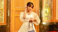 Fujianti Utama Putri atau akrab disapa Fuji dikenal setelah sering membagikan kebersamaannya dengan Gala, anak almarhumah Vanessa Angel, di Instagram. Sosoknya dikenal sebagai tante yang paling dekat dengan Gala. Foto: Instagram/fuji_an