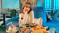 Fuji mengaku dirinya begitu hobi makan dan kulineran. Saat menyambangi kafe, dirinya tidak segan-segan untuk memesan banyak makanan dan minuman. Ada croissant hingga kue berlapis emas. Foto: Instagram/fuji_an