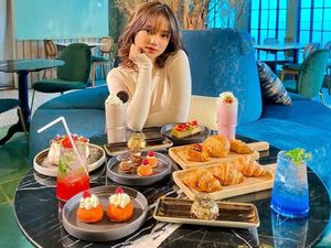 Main Film Bukan Cinderella, Ini 10 Potret Fujianti yang Doyan Ngemil Cokelat