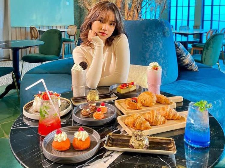 Main Film Bukan Cinderella, Ini 10 Potret Fujianti yang Doyan Ngemil Cokelat