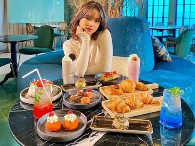 Main Film Bukan Cinderella, Ini 10 Potret Fujianti yang Doyan Ngemil Cokelat