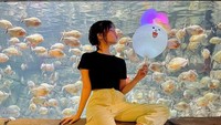 Mengunjungi Jakarta Aquarium, Fuji bahkan membawa camilan manis untuk dirinya. Sebuah gulali berbentuk beruang yang lucu selalu dipegang sambil melihat-lihat berbagai ikan. Foto: Instagram/fuji_an