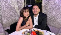 Restoran fine dining yang mewah juga dipilih Thoriq Halilintar untuk menyatakan cintanya kepada Fuji. Ditemani bouquet bunga yang canrik, sup yang hangat serta salad yang segar, keduanya tampak bahagia. Foto: Instagram/fuji_an