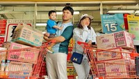 Disela-sela waktu sibuknya, Fuji mengajak Thoriq dan Gala untuk berbelanja kebutuhan hariannya. Tidak lupa camilan dan minuman dibeli dalam jumlah banyak untuk disimpan sebagai stok di rumah. Foto: Instagram/fuji_an