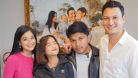 Diundang ke rumah Titi Kamal, Fuji dan Thoriq Halilintar tampak akrab dengan keluarga Christian Sugiono. Dirinya bahkan tidak sungkan untuk mencicipi makanan yang dihidangkan oleh Titi Kamal. Foto: Instagram/fuji_an