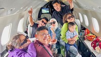 Saat diharuskan bepergian keluar kota, sesekali Fuji juga mengajak keponakannya, Gala, untuk ikut dalam sebuah jet pribadi. Tentunya berbagai camilan disediakan terutama untuk dirinya dan Gala. Foto: Instagram/fuji_an