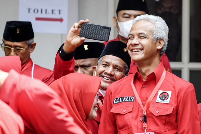Kader PDI Perjuangan yang juga Gubernur Jawa Tengah Ganjar Pranowo (kedua kanan) berswafoto dengan rekannya usai pembukaan Rapat Kerja Nasional (Rakernas) II PDI Perjuangan di Jakarta, Selasa (21/6/2022). Rakernas II PDI Perjuangan tersebut bertemakan Desa Kuat, Indonesia Maju dan Berdaulat dengan sub tema Desa Taman Sari Kemajuan Nusantara. ANTARA FOTO/M Risyal Hidayat/tom.