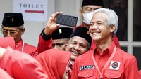 Kader PDI Perjuangan yang juga Gubernur Jawa Tengah Ganjar Pranowo (kanan) berswafoto dengan rekannya usai pembukaan Rapat Kerja Nasional (Rakernas) II PDI Perjuangan di Jakarta, Selasa (21/6/2022).