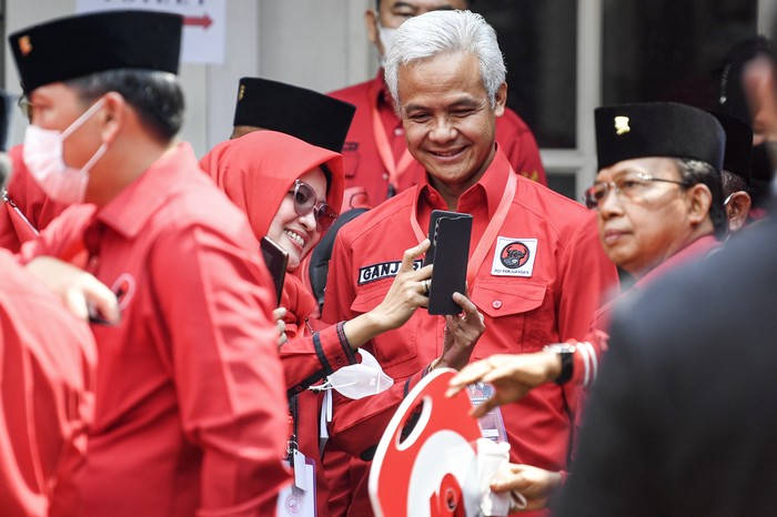Kader PDI Perjuangan yang juga Gubernur Jawa Tengah Ganjar Pranowo (kedua kanan) berswafoto dengan rekannya usai pembukaan Rapat Kerja Nasional (Rakernas) II PDI Perjuangan di Jakarta, Selasa (21/6/2022). Rakernas II PDI Perjuangan tersebut bertemakan Desa Kuat, Indonesia Maju dan Berdaulat dengan sub tema Desa Taman Sari Kemajuan Nusantara. ANTARA FOTO/M Risyal Hidayat/tom.