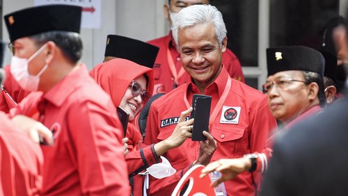 Kader PDI Perjuangan yang juga Gubernur Jawa Tengah Ganjar Pranowo (kedua kanan) berswafoto dengan rekannya usai pembukaan Rapat Kerja Nasional (Rakernas) II PDI Perjuangan di Jakarta, Selasa (21/6/2022). Rakernas II PDI Perjuangan tersebut bertemakan Desa Kuat, Indonesia Maju dan Berdaulat dengan sub tema Desa Taman Sari Kemajuan Nusantara. ANTARA FOTO/M Risyal Hidayat/tom.