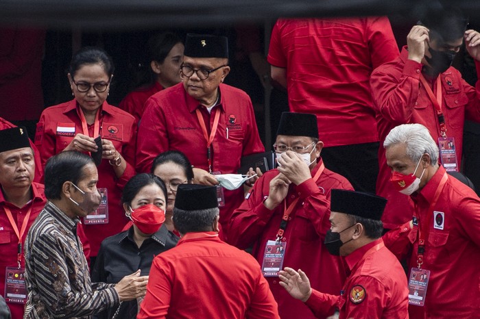 Kader PDI Perjuangan yang juga Gubernur Jawa Tengah Ganjar Pranowo (kedua kanan) berswafoto dengan rekannya usai pembukaan Rapat Kerja Nasional (Rakernas) II PDI Perjuangan di Jakarta, Selasa (21/6/2022). Rakernas II PDI Perjuangan tersebut bertemakan Desa Kuat, Indonesia Maju dan Berdaulat dengan sub tema Desa Taman Sari Kemajuan Nusantara. ANTARA FOTO/M Risyal Hidayat/tom.