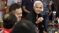 Wayan Koster, Olly Dondokambey, dan Ganjar Pranowo ngopi bareng sambil menunggu rapat pleno selanjutnya.