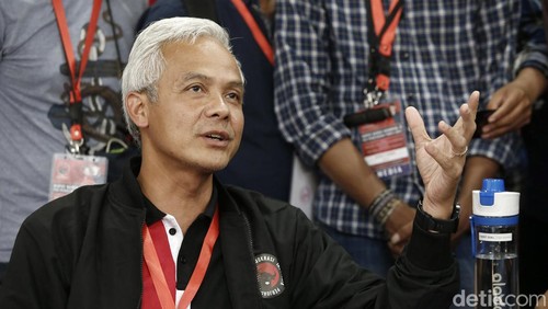 Rapat Kerja Nasional (Rakernas) II PDIP memasuki hari kedua. Di sela Rakernas itu, sejumlah kader seperti Ganjar Pranowo, Wayan Koster hingga Olly Dondokambey menyempatkan untuk ngopi bareng.