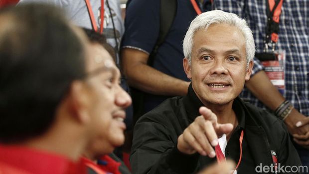 Rapat Kerja Nasional (Rakernas) II PDIP memasuki hari kedua. Di sela Rakernas itu, sejumlah kader seperti Ganjar Pranowo, Wayan Koster hingga Olly Dondokambey menyempatkan untuk ngopi bareng.