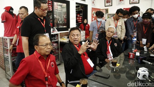 Rapat Kerja Nasional (Rakernas) II PDIP memasuki hari kedua. Di sela Rakernas itu, sejumlah kader seperti Ganjar Pranowo, Wayan Koster hingga Olly Dondokambey menyempatkan untuk ngopi bareng.