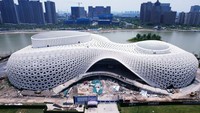 Diketahui total area konstruksi gedung teater ini sekitar 44.000 meter persegi. Posisinya di samping danau di tengah kota.