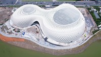 Hangzhou Jinsha Lake Grand Theater dibagi menjadi dua area. 1400 theater hall dan 500 multi-function hall. Keduanya dihubungkan  oleh shared hall.  