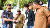 Corporate Secretary Bank BTN Ari Kurniaman berbincang dengan Project Head Bakauheni Harbour City PT ASDP Indonesia Ferry Antoni Nugraha Utama dan Kepala UPTD Pengelola Kawasan Wisata Menara Siger Dinas Pariwisata dan Ekonomi Kreatif Provinsi Lampung Saluddin usai melakukan Kick Off pembangunan Housing Development Entrepreneur Center (HDEC) yang merupakan bagian dari Bakauheni Harbour City, Kawasan Wisata Terpadu di Lampung Selatan, Provinsi Lampung.