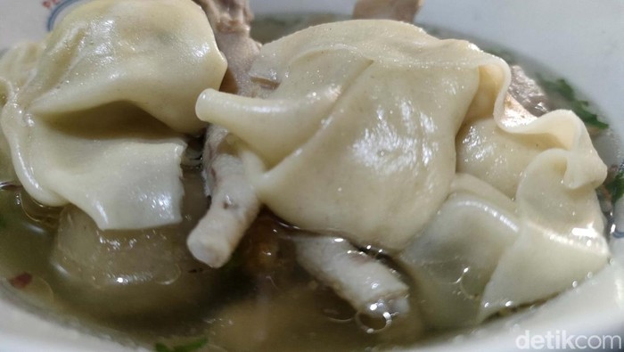 Gurih Kenyal Baso Aci Jando di Garut, Lezatnya Bikin Nagih Ada warung bakso aci kampung yang sedang hits di Kabupaten Garut. Harganya murah-meriah, tapi porsinya bisa bikin kenyang seharian. Loba pisan euy!